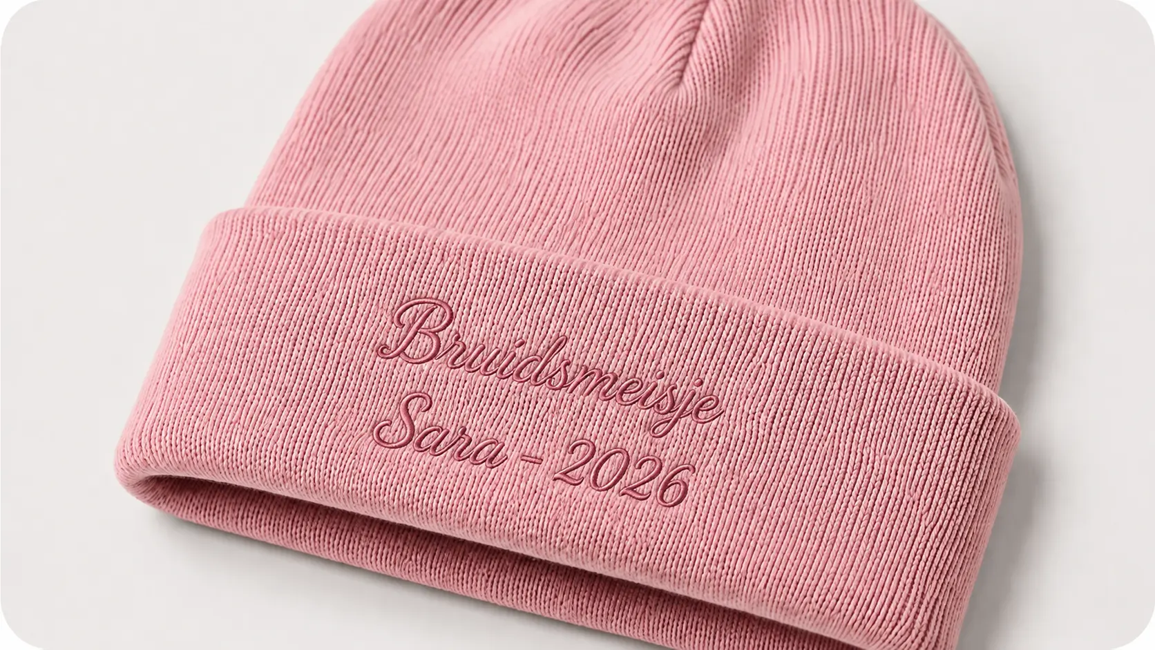 Geborduurde cap of beanie met logo van Bruidsmeisje Sara