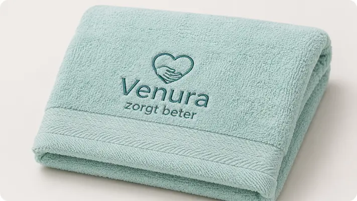 Geborduurde handdoek met logo van Venura zorgt beter
