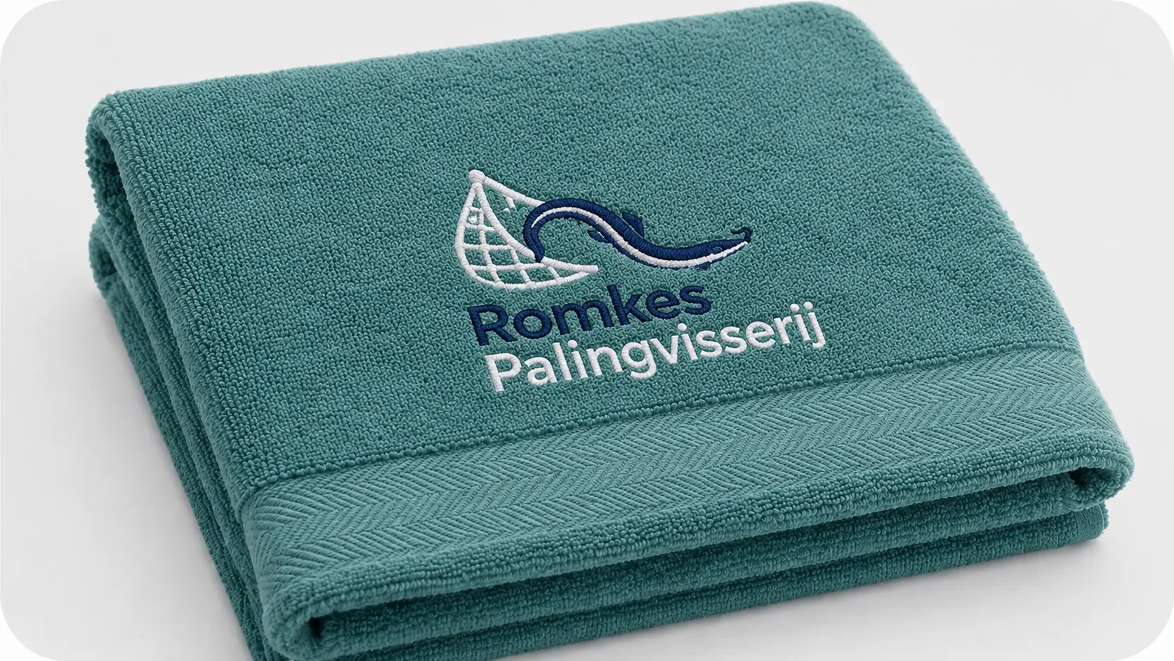 Geborduurde handdoek met logo van Romkes palingvisserij