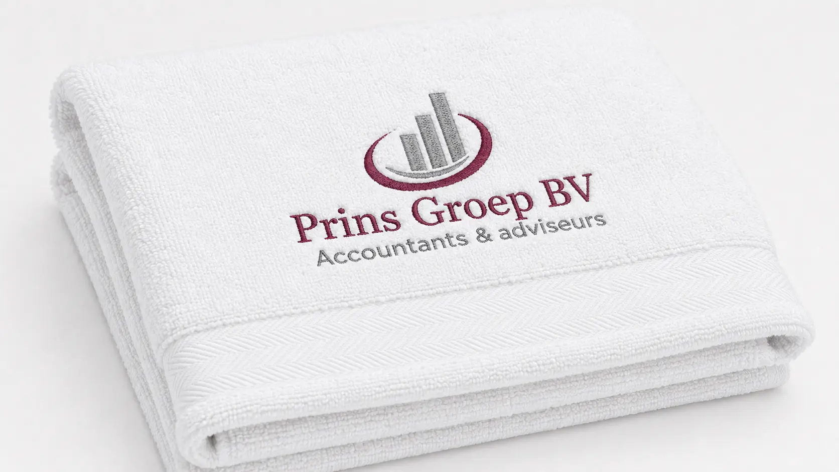 Geborduurde handdoek met logo van Prins Groep BV