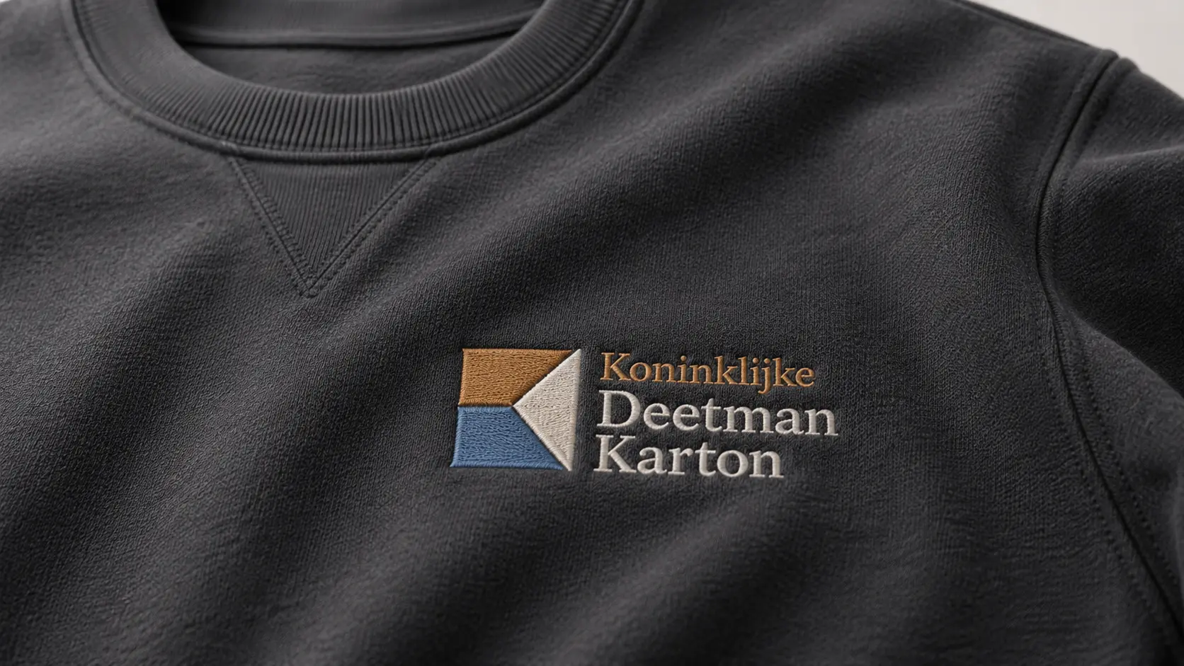 Geborduurde sweater of hoodie met logo van Koninklijke Deetman karton