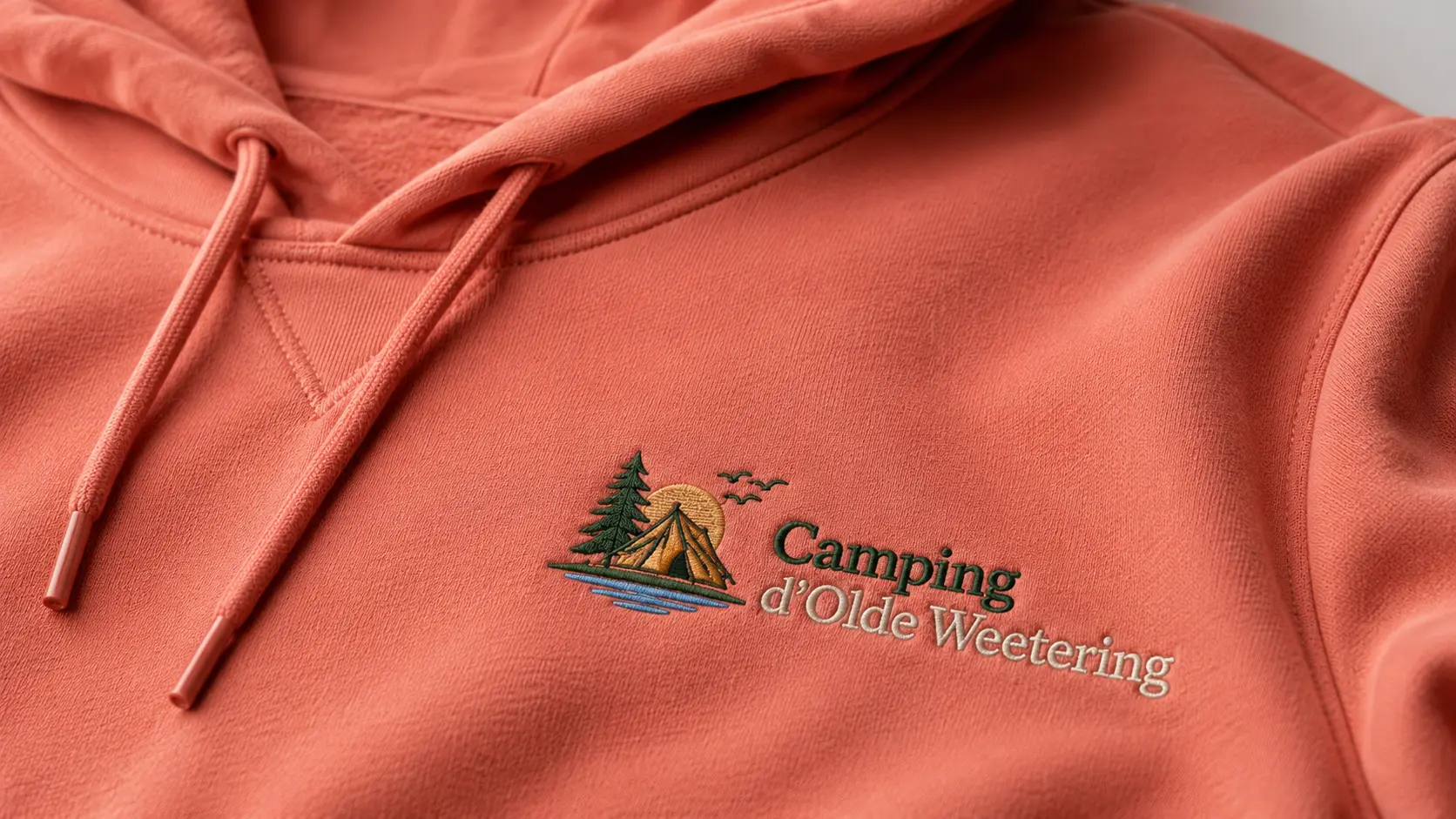 Geborduurde sweater of hoodie met logo van Camping d'Olde Weetering