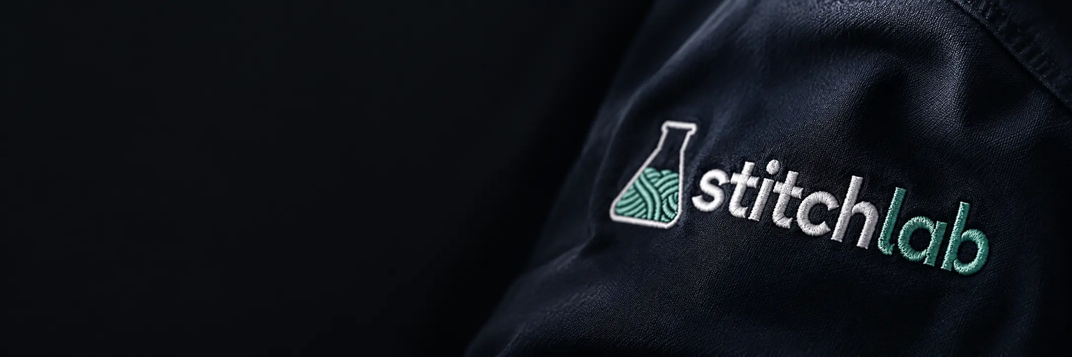 Close-up van Stitchlab borduursel op kleding