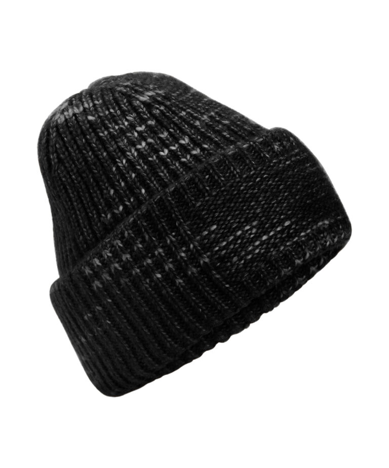 Grofgebreide muts met omgekeerde patch