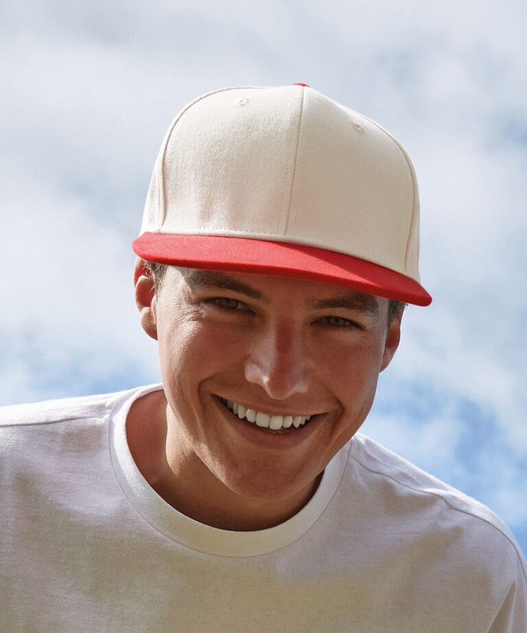 6-panel pet met contrasterende platte klep