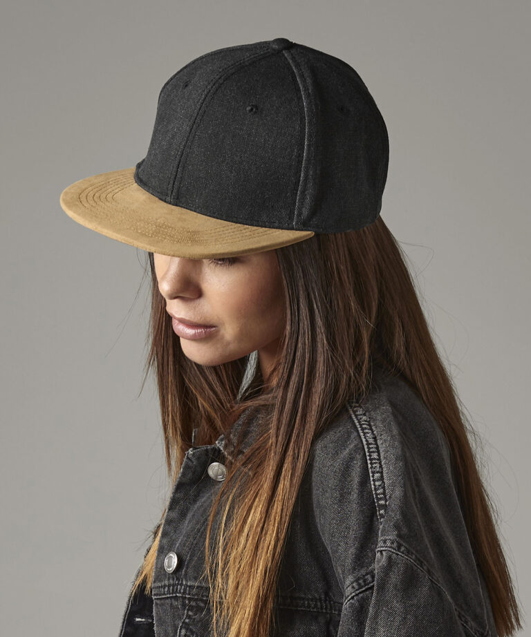 Snapback met suède klep